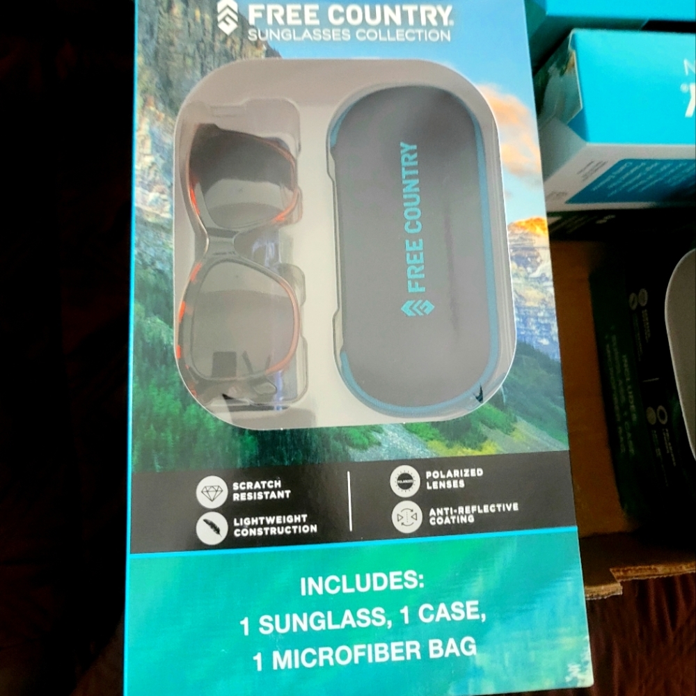 New in box FREE COUNTRY WOMENS SUNGLASSES WITH ZIPPER CASE